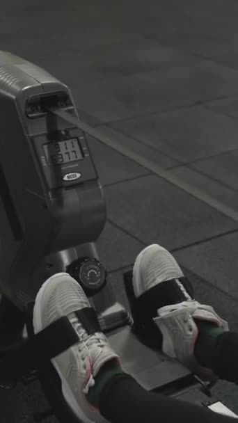 Vídeo Vertical Jovem Fazendo Exercício Cardio Uma Máquina Remo — Vídeo de Stock