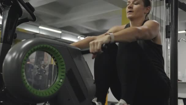 여자는 기계에 운동을 마칩니다 체육관 — 비디오