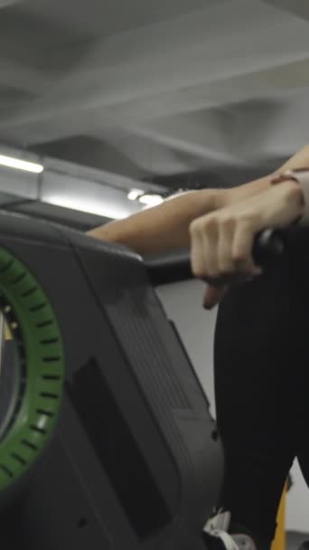 Вертикальне Відео Молода Жінка Закінчує Тренування Веслувальній Машині Змоченої Піт — стокове відео