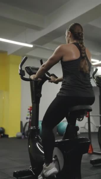 Vertical Video Social Media Young Woman Records Herself Working Out — Stock Video