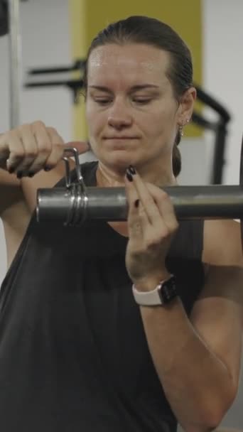 Vídeo Vertical Mujer Joven Gimnasio Toda Sudorosa Luchando Por Ponerse — Vídeos de Stock
