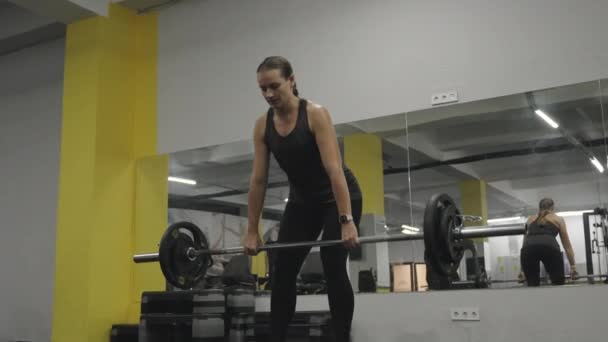 Sportif Genç Bir Kadın Halterle Rumen Kaldıracı Adlı Bir Egzersiz — Stok video