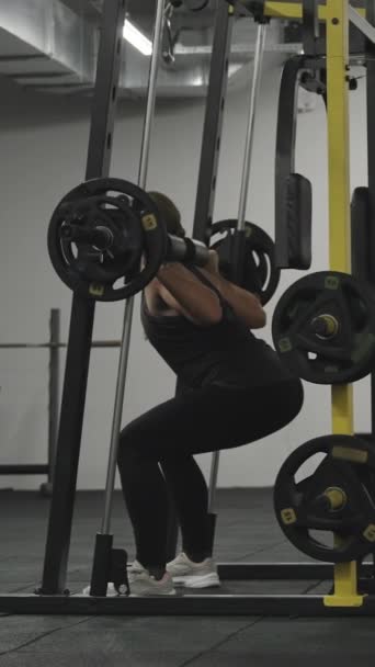Vidéo Verticale Gym Vide Une Seule Jeune Femme Fait Squats — Video