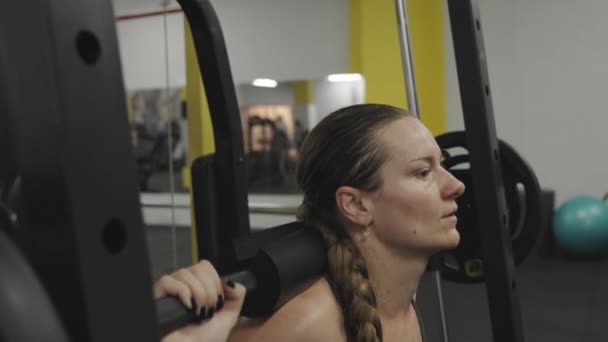 Jeune Femme Travaillant Avec Diligence Dans Salle Gym Faisant Des — Video