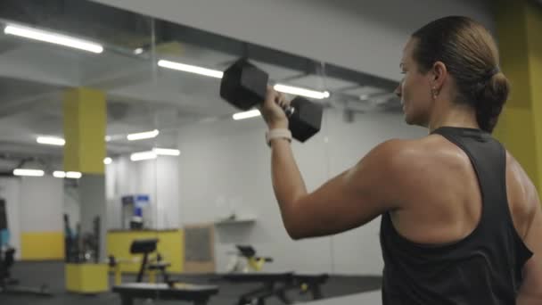 Jonge Vrouw Aan Het Trainen Gym Voor Spiegel Helemaal Bezweet — Stockvideo