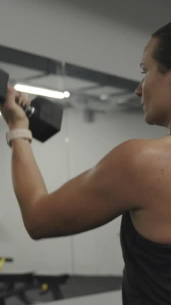 Verticale Video Jonge Vrouw Aan Het Trainen Gym Voor Spiegel — Stockvideo