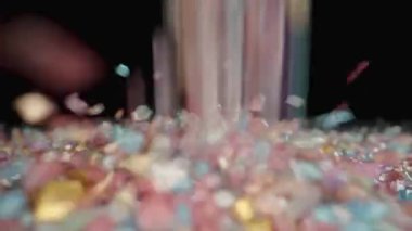 Çok renkli Şeker Kristalleri Yavaşça Yukardan Düşerek Bir Yığın Oluyor. Tatlılık Kavramı Bağımlılığı. Kaydırıcı, Makro.