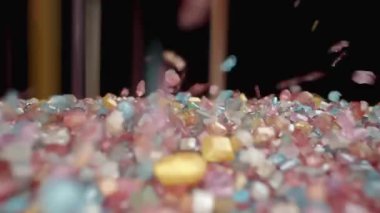 Yavaş Çekimde, Çok Renkli Şeker Kristalleri Tepeden Düşerek Boşluğu Dolduruyor. Parti ve Kutlama İçin Gökkuşağı Tatlı Parçacıkları.
