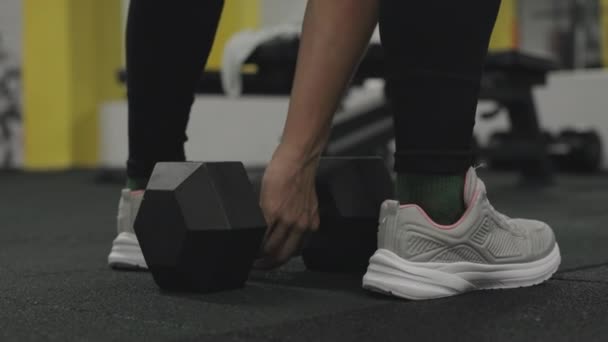 Trening Siłowni Widok Dołu Kobiece Nogi Podnosi Ciężką Hantle Jedną — Wideo stockowe