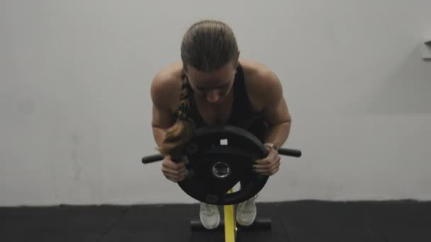 Sırtın Gelişmesi Için Egzersiz Genç Bir Kadın Spor Salonunda Ekstra — Stok video