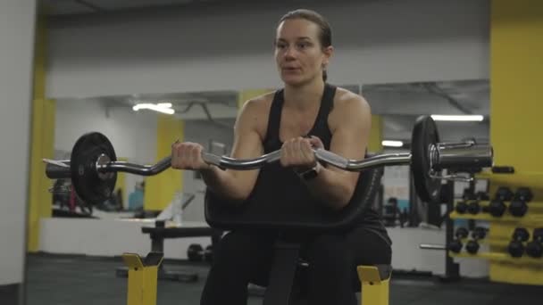 Levantando Barra Con Agarre Curvado Para Bíceps Una Mujer Joven — Vídeos de Stock
