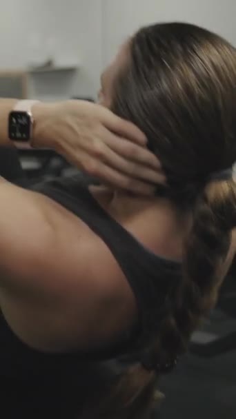 Video Verticale Una Donna Sta Facendo Esercizio Addominale Una Panchina — Video Stock