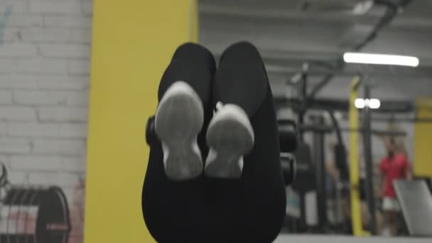 Widok Tyłu Kobiety Podnoszącej Nogi Leżącej Pochyłej Ławce Pracującej Nad — Wideo stockowe