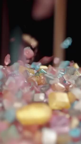 Dikey Video Yavaş Çekimde Çok Renkli Şeker Kristalleri Tepeden Düşerek — Stok video
