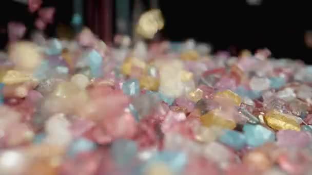 上から落ちてフレームを満たす虹の多色砂糖粒子のクローズアップ マクロ スローモーション スイート コンセプト — ストック動画