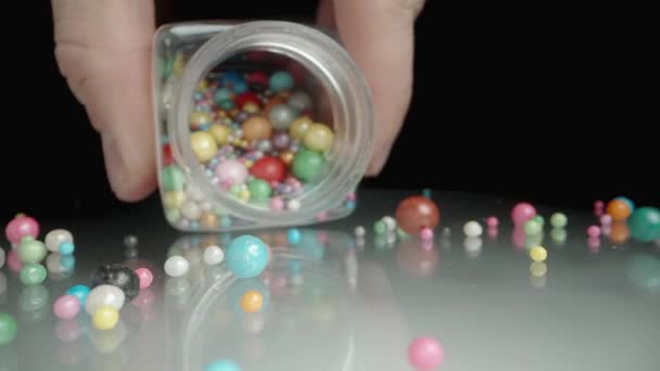 Partir Petit Pot Verse Des Boules Douces Multicolores Différentes Tailles — Video
