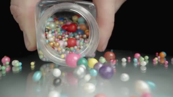 Flerfärgade Sockerbollar Glaze Confectioner Sprinkles Spridda Bordet Från Burk Slow — Stockvideo