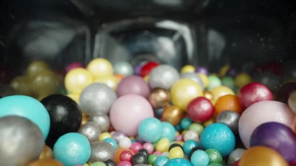 Burk Med Sockerbollar Flerfärgad Glasyr Utsikt Från Insidan Bollar Utspridda — Stockvideo
