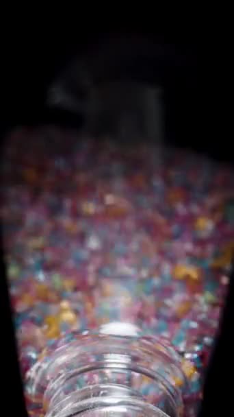 Függőleges Videó Sokszínű Cukor Díszítésére Péksütemények Ömlik Egy Üveg Egy — Stock videók