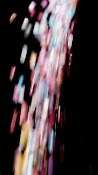 垂直录像 五彩斑斓的水花和糖水晶粒子从上往下倾泻 宛如甘甜的雨 甜蜜欢乐的生活理念 — 图库视频影像