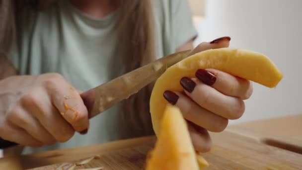 Μια Γυναίκα Ξεφλουδίζει Δέρμα Από Ένα Κομμάτι Κολοκύθας Ένα Μαχαίρι — Αρχείο Βίντεο