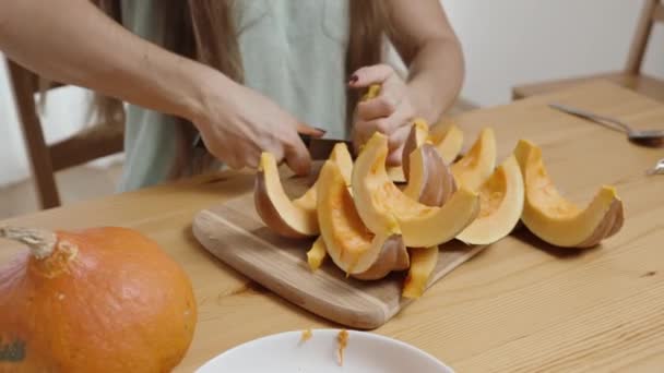 Masadaki Kadın Daha Sonra Temizlemek Pişirmek Için Balkabağını Birçok Parçaya — Stok video