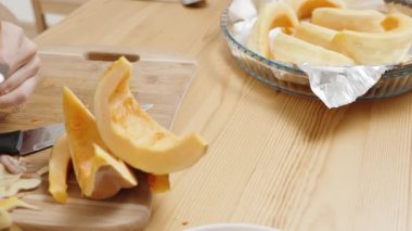 Kadın, Balkabağı Parçalarını Pişirmeye, Soymaya Hazırlıyor.