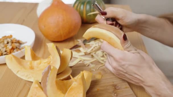 Özel Bir Sebze Bıçağıyla Kadın Balkabağı Parçalarının Derisini Yüzer — Stok video