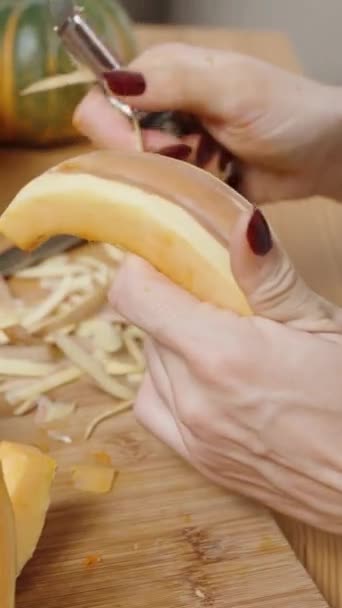 Vertikal Video Med Speciell Grönsakskniv Skalar Kvinnan Huden Pumpan Bitar — Stockvideo
