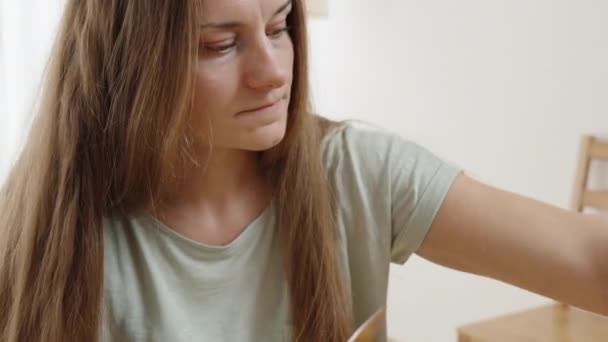 Młoda Kobieta Długimi Peelingami Włosów Kawałki Dyni Specjalnym Nożem — Wideo stockowe
