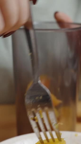 Vidéo Verticale Femme Place Des Morceaux Citrouille Doux Cuits Dans — Video
