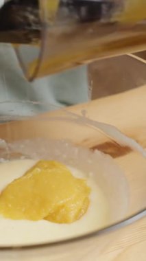 Dikey video. Balkabağı kurabiyesi tarifi. Kadın, Hamurlu Kâse 'ye Balkabağı Püresi Ekliyor.