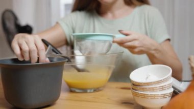 Balkabağı Kurabiye Tarifi: unu inceleyin ve hamura ekleyin.