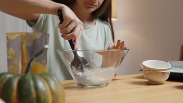 Молода Жінка Перемішує Білу Суміш Мисці Вона Готує Вечерю Гарбузом — стокове відео
