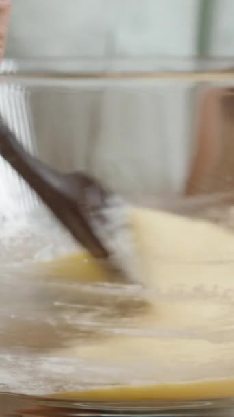 バーティカルビデオ カメラは女性がカボチャクッキーのためにボウルに生地を混ぜるようにズームアウト — ストック動画
