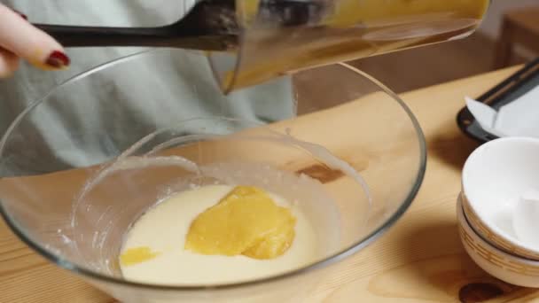 南瓜饼干的配方 女子加南瓜泥加入碗与大水 — 图库视频影像