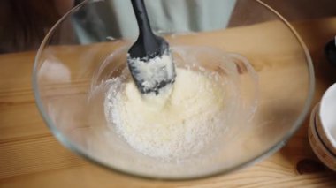 Hamurda yavaşça hindistan cevizi gevreği karıştır. Ev yapımı Kurabiye Tarifi.