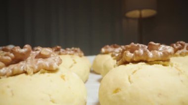 Cevizli taze kurabiyeler yiyorum. Dolly kaydırıcı aşırı yakın çekim.