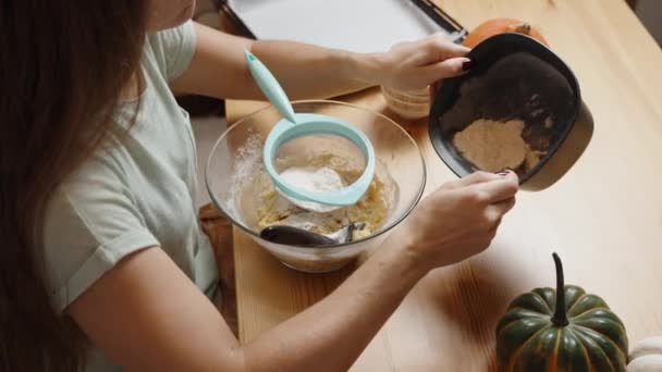 当女人在饼干面团中加入面粉时 桌上的俯视图 — 图库视频影像