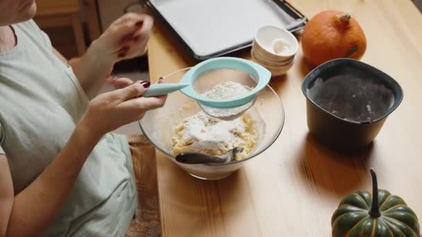 Domowej Roboty Przepis Ciasteczkowy Dyni Kobieta Przesiewa Mąkę Robiąc Ciasto — Wideo stockowe