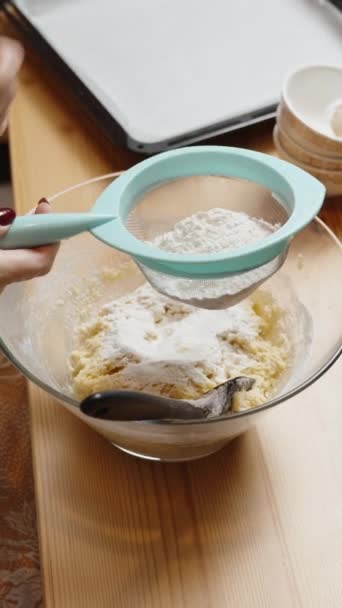 バーティカルビデオ 自家製ポンプキンクッキーレシピ 女性は小麦粉をシフトし 生地を作る — ストック動画