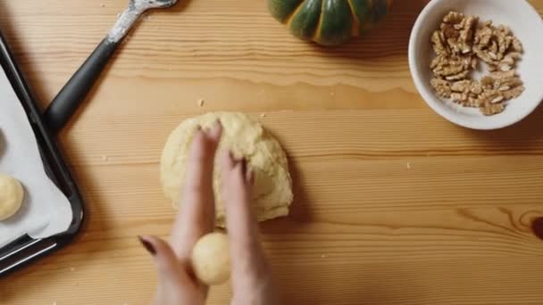 Domowe Ciasteczka Dynią Orzechami Włoskimi Kobieta Rolls Kulki Ciasta Rękach — Wideo stockowe