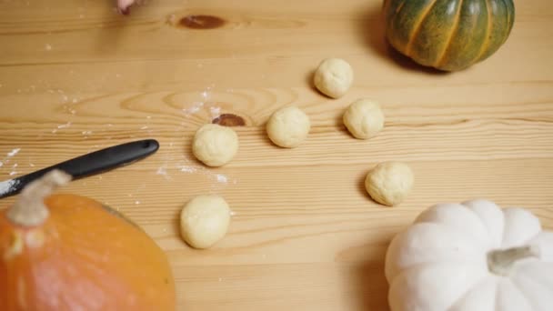Piccole Zucche Sul Tavolo Una Donna Sta Modellando Palle Pasta — Video Stock