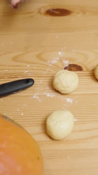 垂直录像 桌上的小南瓜 一个女人正在做面团 这些面团会变成自制的饼干 — 图库视频影像