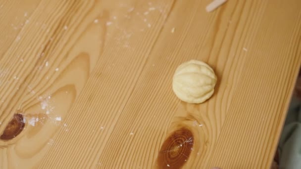 当女人看着一个小南瓜 在饼干面团上复制它的形状时 可以俯瞰桌子的顶部 — 图库视频影像
