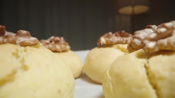 自家製クッキー ウォルナッツ ちょうどオーブンから ドリースライダー極端なクローズアップ — ストック動画