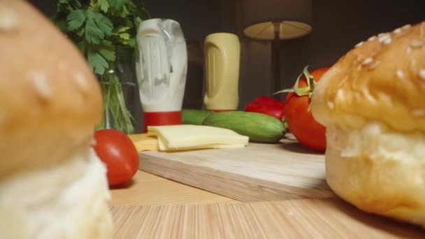 Sezamkowe Bułki Nasionami Hamburgery Warzywa Sosami Domowe Ustawienie Kolacja Wieczorna — Wideo stockowe
