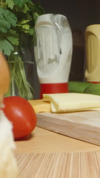 Vídeo Vertical Bollos Semillas Sésamo Para Hamburguesas Verduras Con Salsas — Vídeos de Stock