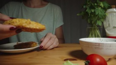 Kadın hamburgerler için köfte yerine kızarmış tavuk yiyor. Dolly kaydırıcı aşırı yakın çekim.