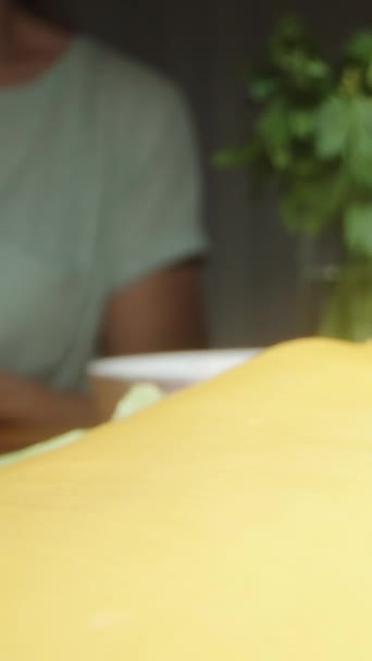 Вертикальное Видео Домашний Ужин Женщина Кладет Ломтики Сыра Чеддер Листья — стоковое видео